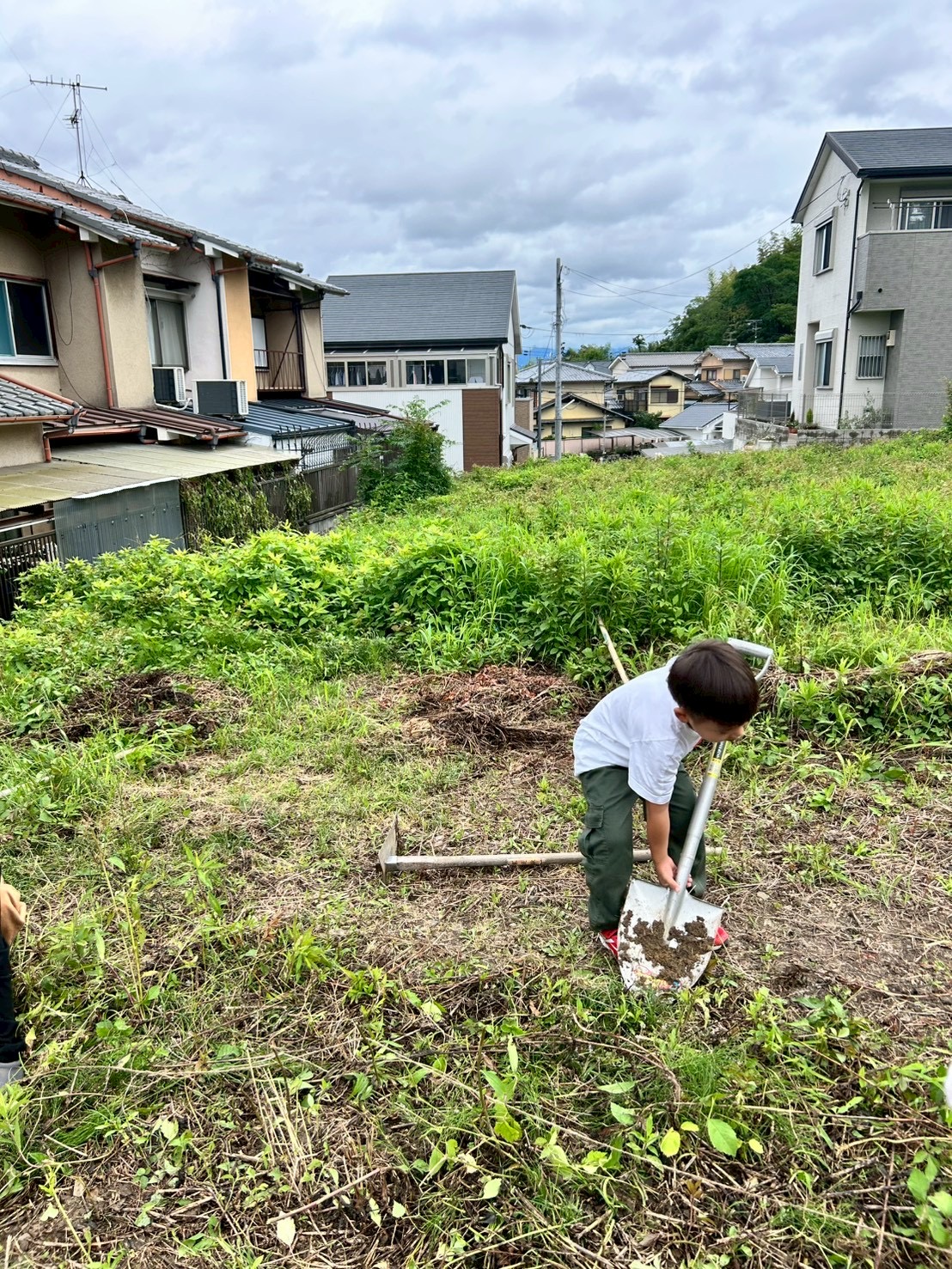 畑で土を掘る子ども